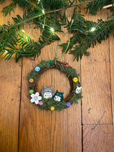 Charger l&#39;image dans la galerie, Couronne de Noël Totoro  &lt;br/&gt; Déco de sapin
